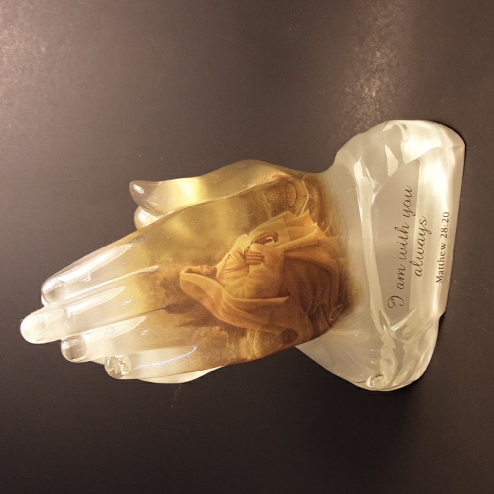 PRAYING HANDS ART GLASS SCULPTURE